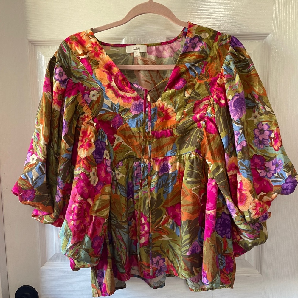 Oddi Los Angeles Bubble Sleeve Boho
Floral Top size Medium